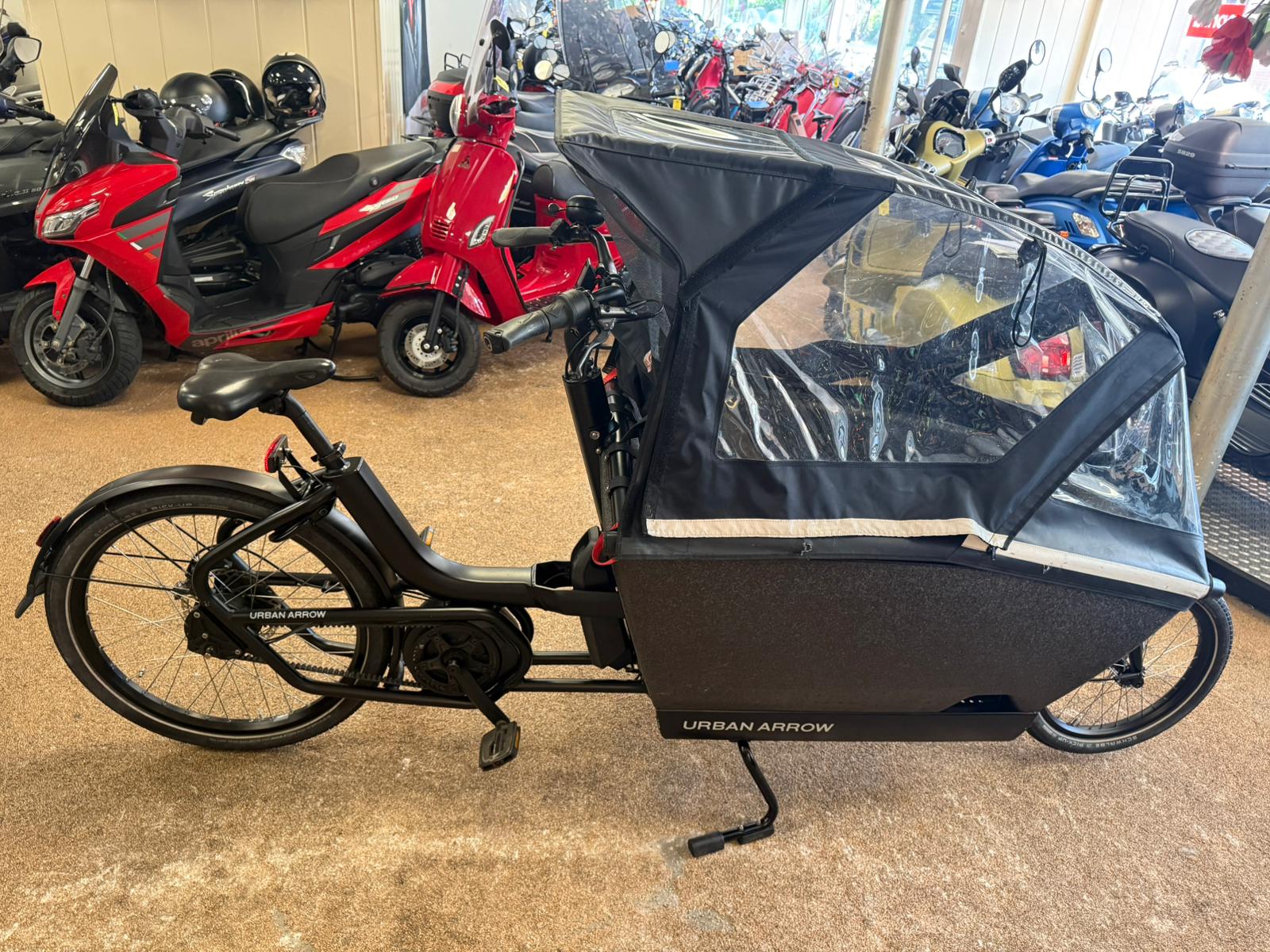 Urban Arrow bakfiets Nieuwstaat + huif