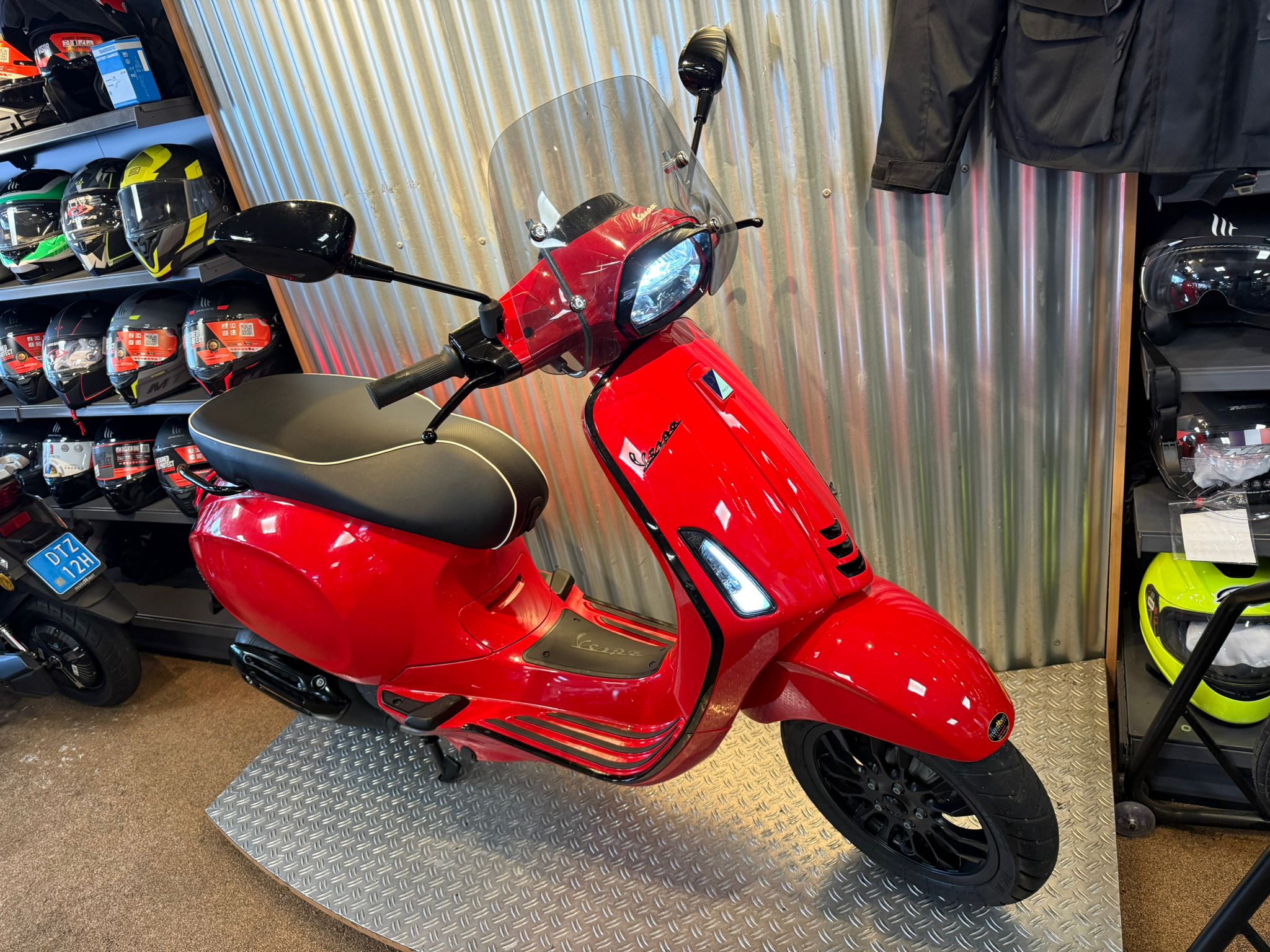Vespa Sprint 45km (Demomodel!) (Aanbieding 5999,- naar 4999,-) - Afbeelding 4