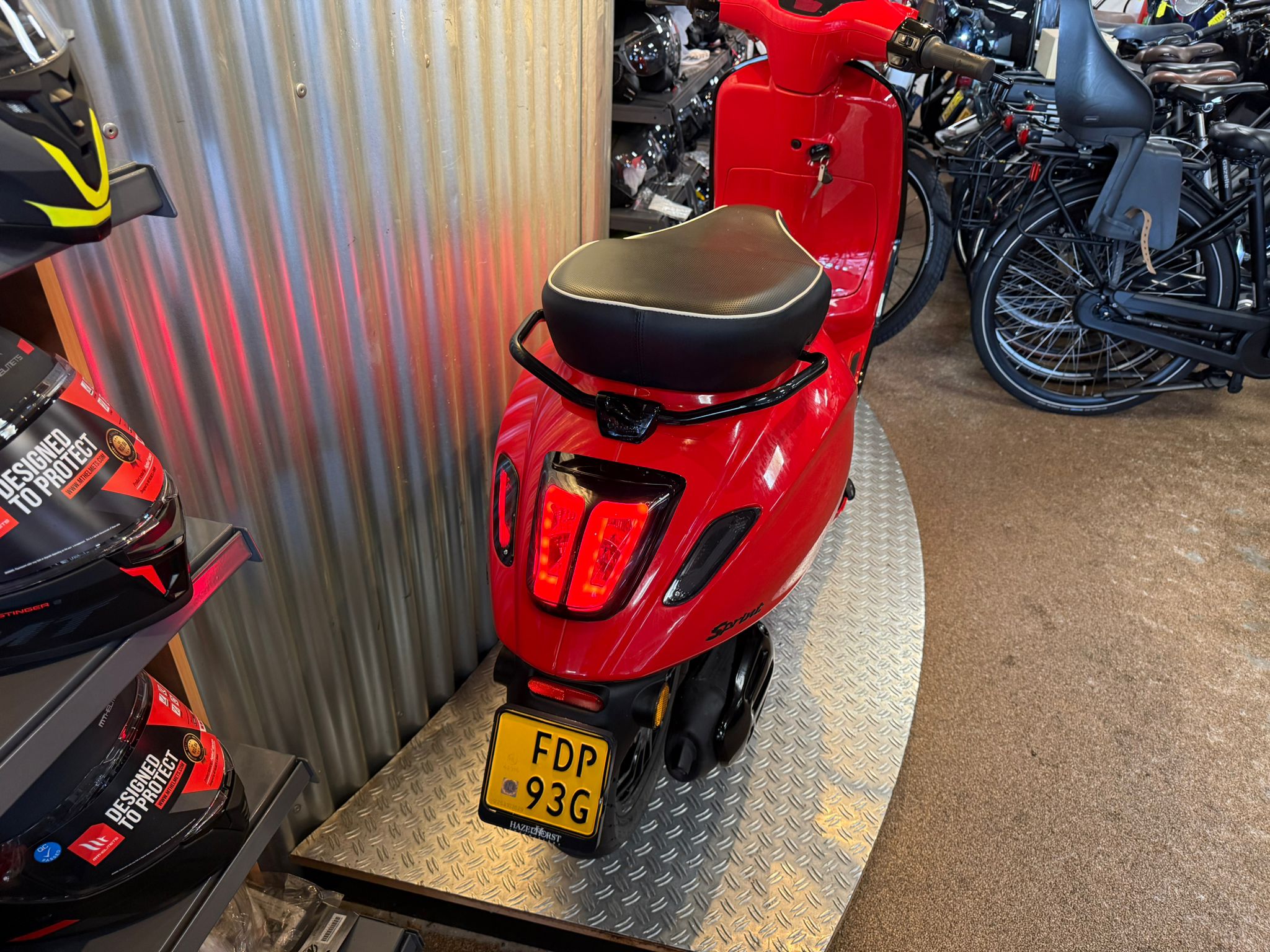 Vespa Sprint 45km (Demomodel!) (Aanbieding 5999,- naar 4999,-) - Afbeelding 3